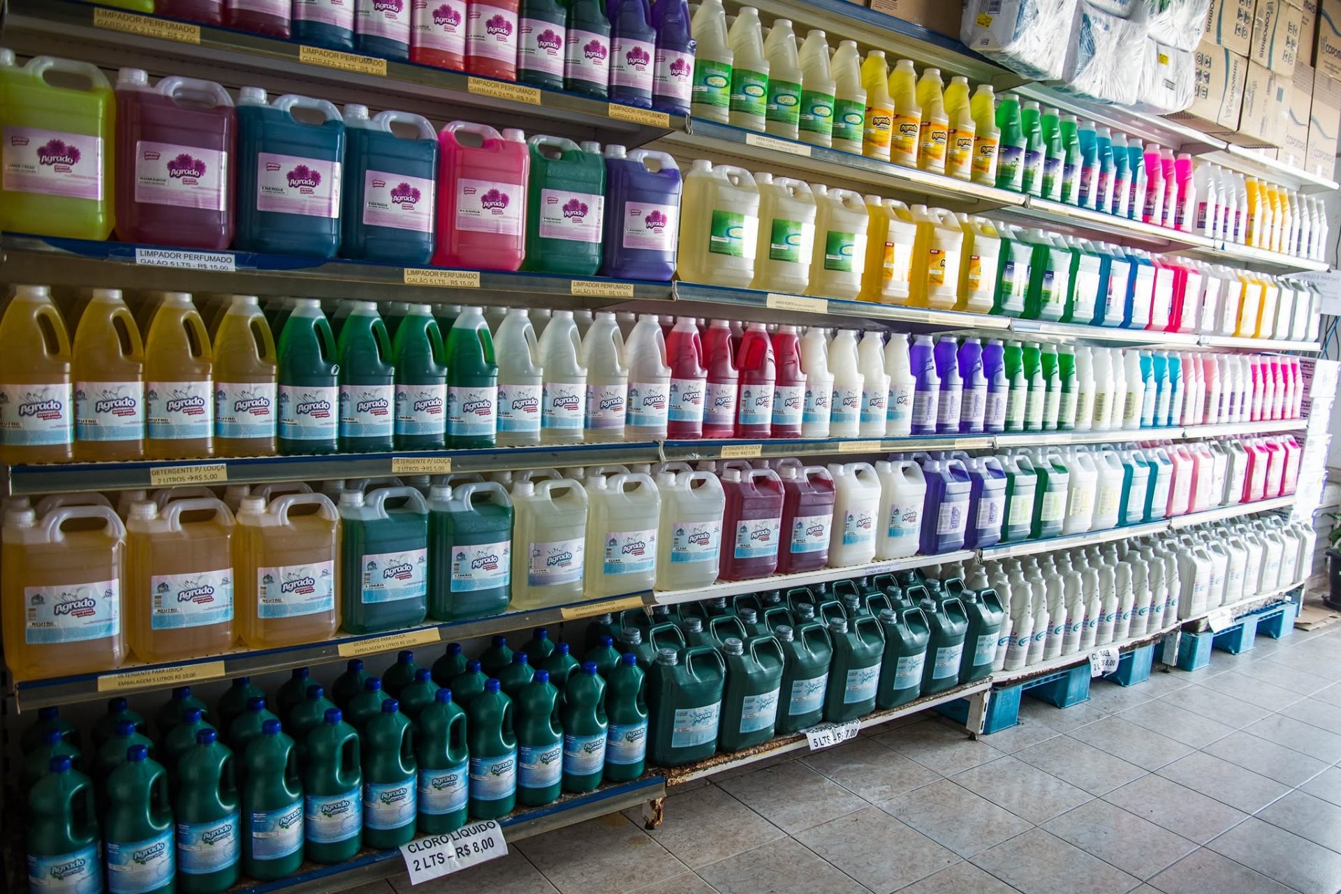 Prateleiras Agrado Produtos de Limpeza